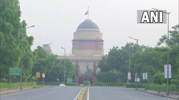 அரைக்கம்பத்தில் தேசியக்கொடிகள் 