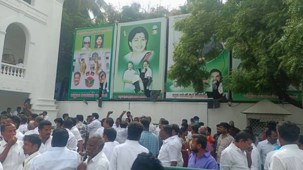 ரத்த பூமியான அதிமுக ஆபீஸ் 