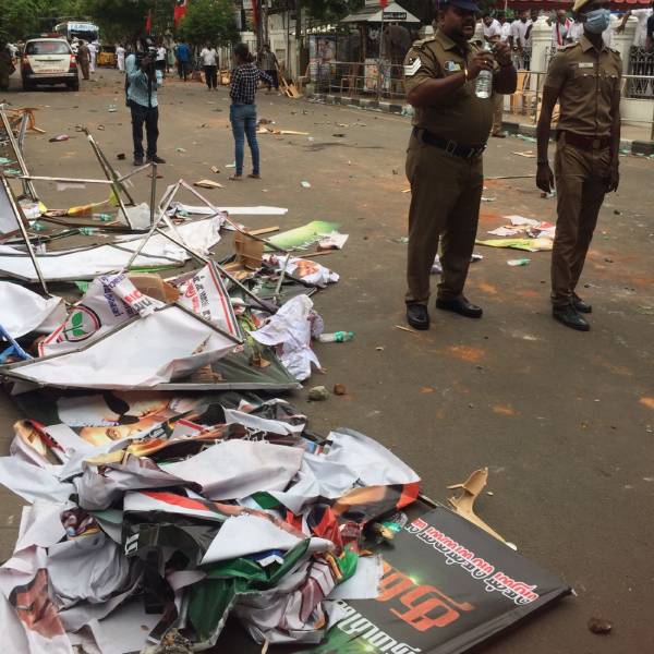  நாற்காலிகளை கேடயம் போல 