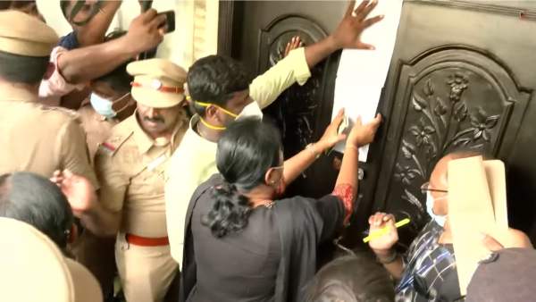 அதிமுக அலுவலகத்திற்கு சீல் 