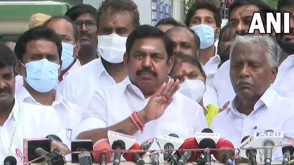  ரத்தக்களறியான அதிமுகவினர் 