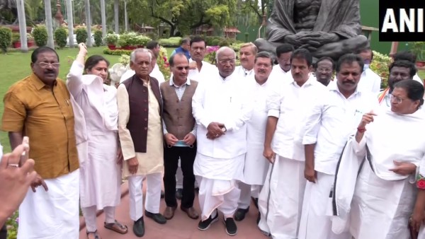 எதிர்க்கட்சி எம்.பிக்கள் அமளி 