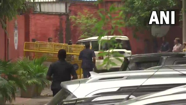 நாடாளுமன்ற வளாகத்தில் போராட்டம் 