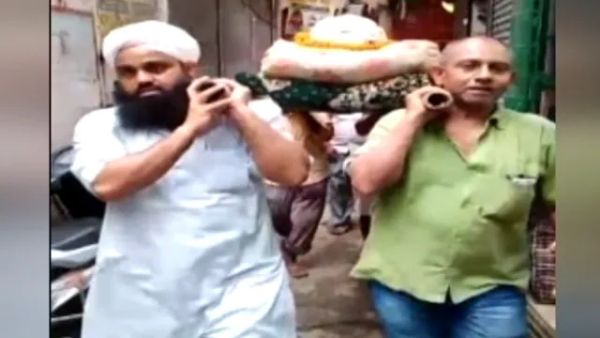 தோளில் சுமந்த முகமது ரிஸ்வான் 