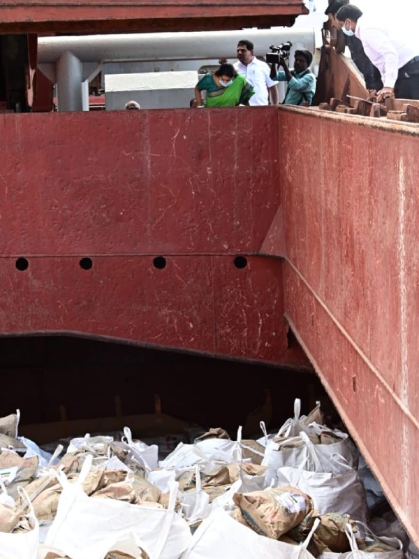 நிவாரணப் பொருட்கள் 