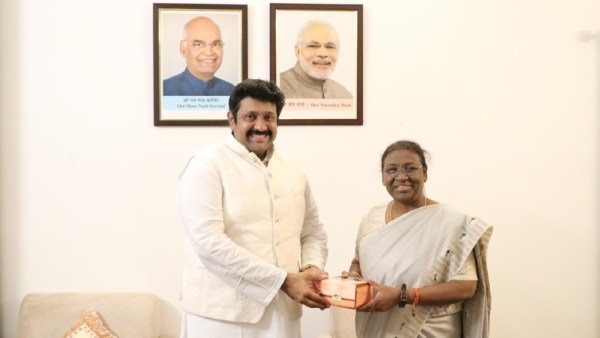 என்ன பின்னணி? 