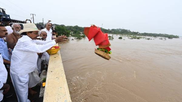  ஹெலிகாப்டரில் பார்வையிட்டார்
