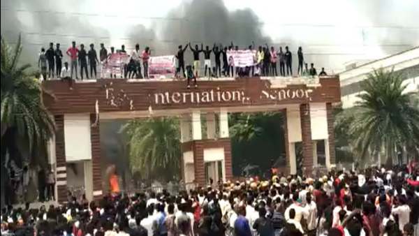 பள்ளியில் கைது 