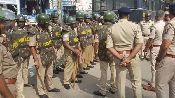 சாலையில் சண்டை சாலையில் சண்டை