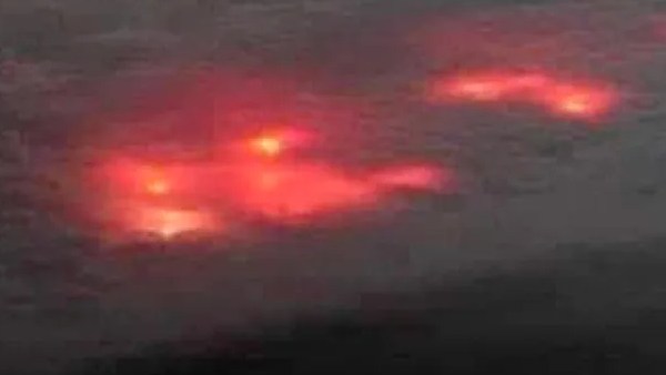  சிவப்பு நிறத்தில் மிளிர்ந்த மேகம்