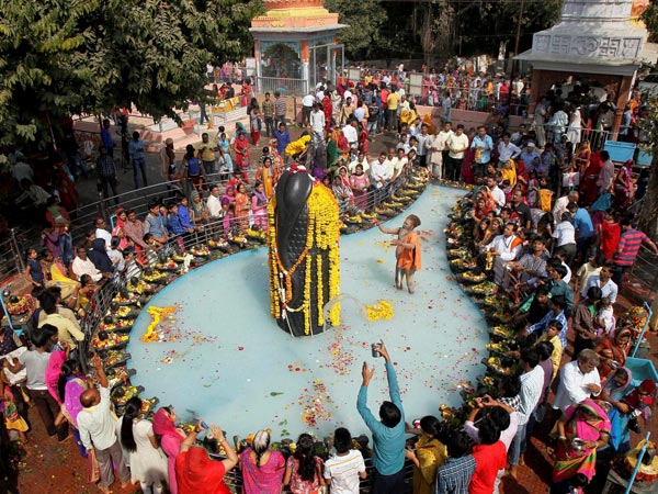 புனித நீரால் அபிஷேகம் 