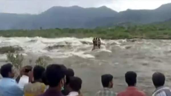 செல்பியால் வெள்ளத்தில் சிக்கினர் செல்பியால் வெள்ளத்தில் சிக்கினர்