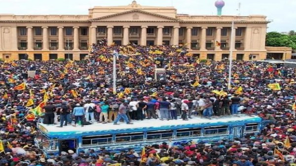 கொதித்தெழுந்த மக்கள் கொதித்தெழுந்த மக்கள்