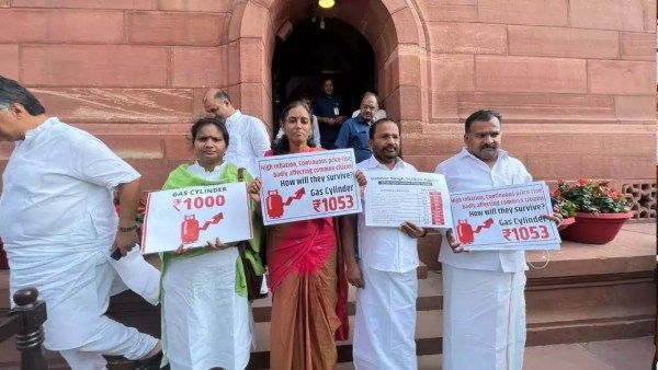 27 எம்பிக்கள் சஸ்பெண்ட் 