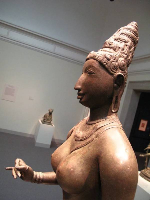 செம்பியன் மகாதேவி சிலை 