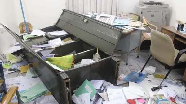 சுத்தமாக துடைக்கப்பட்ட பீரோ 