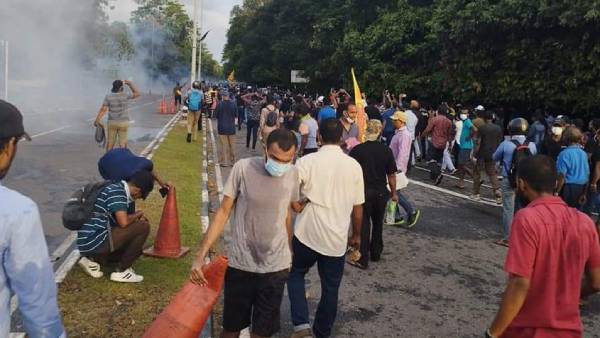 Srilanka protesters to capture Parliament? US consulate stops services 