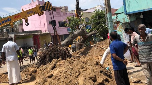  100 மீட்டர் தொலைவில்