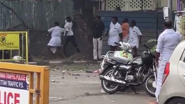  கற்கள் வீச்சு