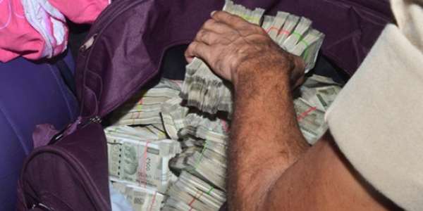 41 லட்சம் பறிமுதல் 41 லட்சம் பறிமுதல்