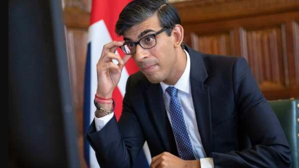 இவரோடு தற்போது போட்டிக் களத்தில் இருக்கும் 8 பேரில் நான்கு பேர் இங்கிலாந்தை பூர்விகமாக கொண்டவர்கள். சுகாதாரத்துறை மற்றும் வெளியுறவுத்துறையின் முன்னாள் அமைச்சர் ஜெரெமி ஹண்ட், வர்த்தகத்துறை இணை அமைச்சர் பென்னி மோர்டவுண்ட், வெளியுறவு விவகாரங்களுக்கான முன்னாள் தலைவர் டாம் டுகென்தட் மற்றும் வெளியுறவு அமைச்சர் லிஸ் ட்ரஸ் ஆகிய 4 பேரும் இங்கிலாந்தை பூர்விகமாக கொண்டவர்களாக உள்ளனர். மீதமுள்ள 4 பேரில் 2 பேர் இந்திய வம்சாவளியை சேர்ந்தவர்கள். இவர்களில் ஒருவரான ரிஷி சுனக்கிற்கு வாய்ப்புகள் பிரகசமாக உள்ளதாக பரவலாக பேசப்படுகிறது. மற்றொருவர் அட்டர்னி ஜெனரல் சுயெல்லா பிரேவர்மேன். இதேபோல் நைஜீரிய வம்சாவளியை சேர்ந்த கெமி படேனோச், ஈராக்- குர்திஷ் வம்சாவளியைச் சேர்ந்த நாதிம் ஜஹாவி ஆகியோரும் பிரதமர் பதவிக்கான போட்டிக் களத்தில் உள்ளனர். இவரோடு தற்போது போட்டிக் களத்தில் இருக்கும் 8 பேரில் நான்கு பேர் இங்கிலாந்தை பூர்விகமாக கொண்டவர்கள். சுகாதாரத்துறை மற்றும் வெளியுறவுத்துறையின் முன்னாள் அமைச்சர் ஜெரெமி ஹண்ட், வர்த்தகத்துறை இணை அமைச்சர் பென்னி மோர்டவுண்ட், வெளியுறவு விவகாரங்களுக்கான முன்னாள் தலைவர் டாம் டுகென்தட் மற்றும் வெளியுறவு அமைச்சர் லிஸ் ட்ரஸ் ஆகிய 4 பேரும் இங்கிலாந்தை பூர்விகமாக கொண்டவர்களாக உள்ளனர். மீதமுள்ள 4 பேரில் 2 பேர் இந்திய வம்சாவளியை சேர்ந்தவர்கள். இவர்களில் ஒருவரான ரிஷி சுனக்கிற்கு வாய்ப்புகள் பிரகசமாக உள்ளதாக பரவலாக பேசப்படுகிறது. மற்றொருவர் அட்டர்னி ஜெனரல் சுயெல்லா பிரேவர்மேன். இதேபோல் நைஜீரிய வம்சாவளியை சேர்ந்த கெமி படேனோச், ஈராக்- குர்திஷ் வம்சாவளியைச் சேர்ந்த நாதிம் ஜஹாவி ஆகியோரும் பிரதமர் பதவிக்கான போட்டிக் களத்தில் உள்ளனர்.