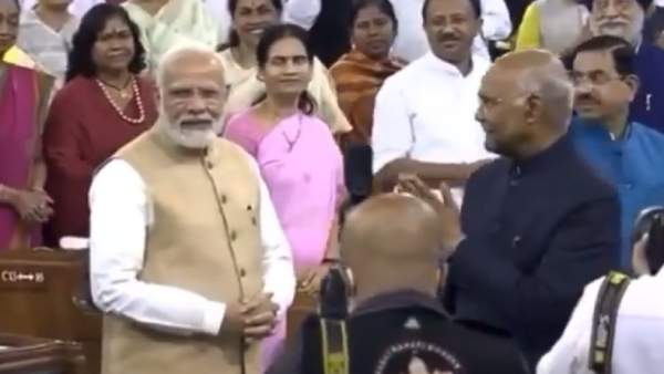 கேமராவை பார்த்த பிரதமர் கேமராவை பார்த்த பிரதமர்