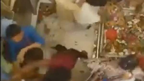 கருவறைக்குள் கைகலப்பு 