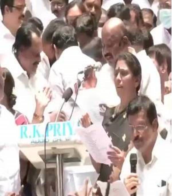 நிற்க முடியாமல் திரும்பினார் நிற்க முடியாமல் திரும்பினார்