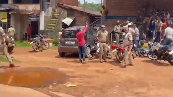 போலீஸ் தடியடி 