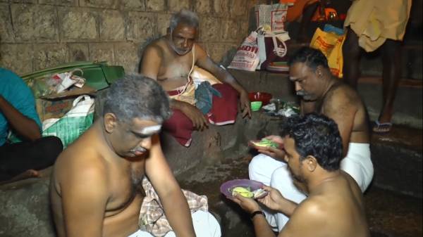 தாமிரபரணி ஆற்றில் தர்ப்பணம் 