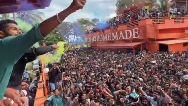 ஆயிரக்கணக்கில் ரசிகர்கள் 