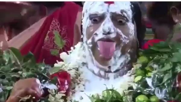 நெட்டிசன்கள் கிண்டல்