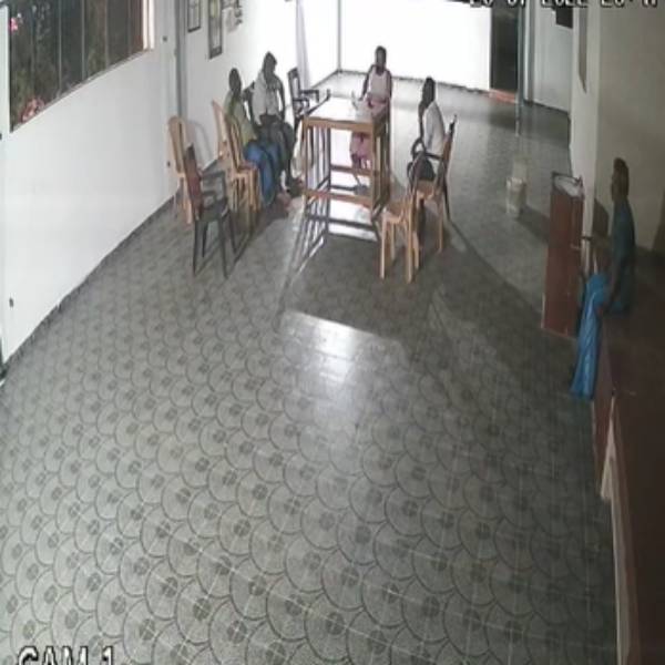 கற்களை வீசி தாக்குதல்