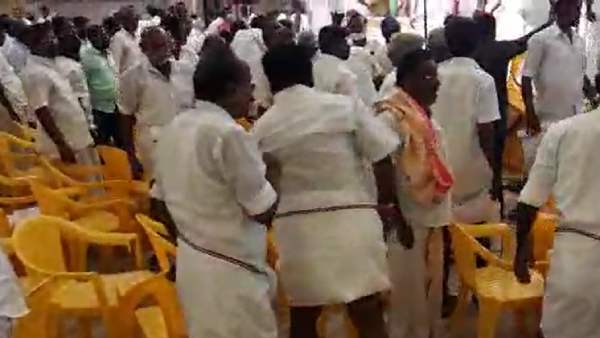 நாற்காலிகளை வீசி அடிதடி 