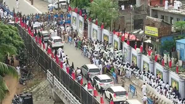 குவியும் தொண்டர்கள் 