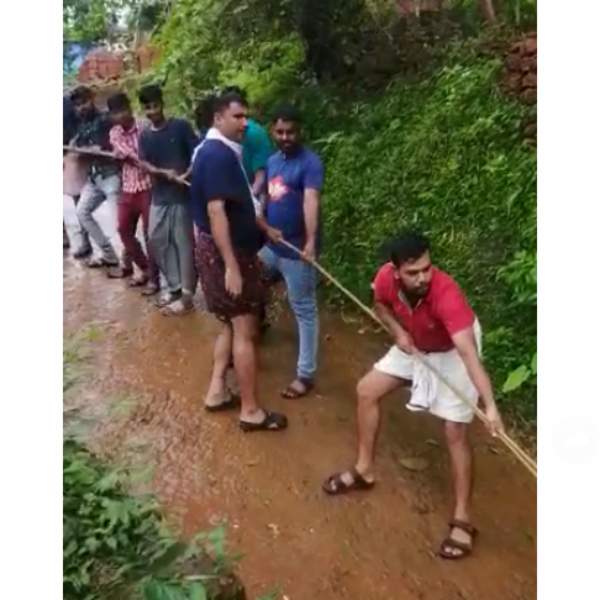 வயலில் இறங்கிய கார் 