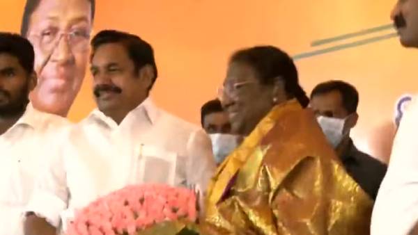  மேடையில் எடப்பாடி பழனிசாமி 