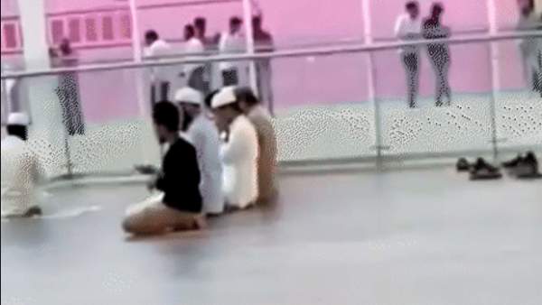 மாலில் தொழுகை மாலில் தொழுகை