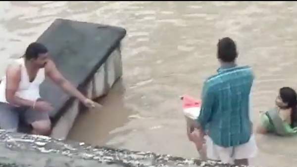 தெலுங்கானாவில் கனமழை தெலுங்கானாவில் கனமழை