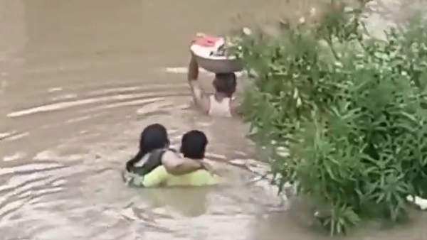 பாதுகாப்பான இடம் செல்லும் பொதுமக்கள் பாதுகாப்பான இடம் செல்லும் பொதுமக்கள்