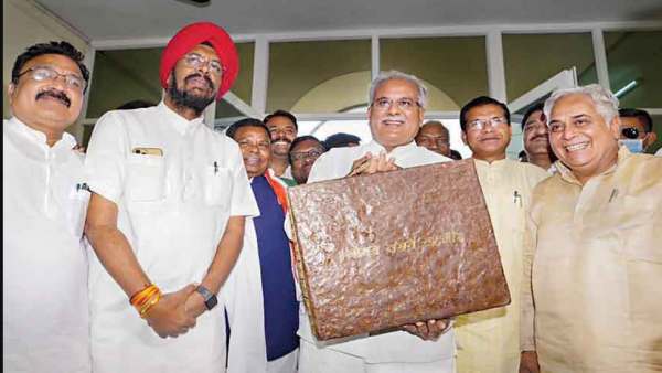 மாட்டுச்சாண பெட்டியுடன் பட்ஜெட் 