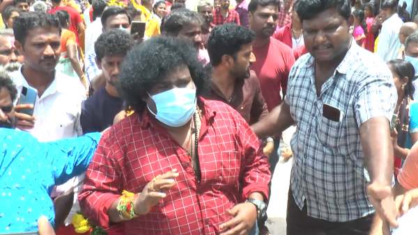  Roja, Yogi Babu Worship at Thiruthani Murugan Temple 