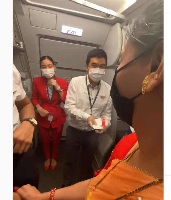 விமானத்தில் மகன் 