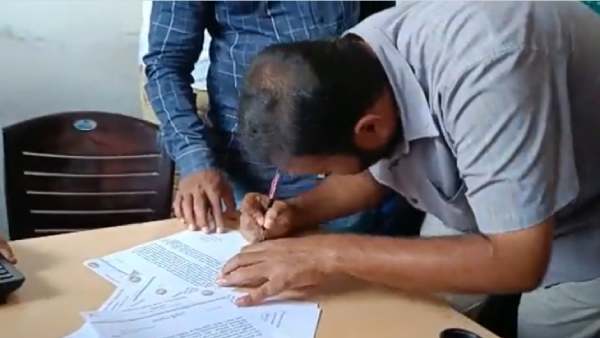 போலீஸ் தடியடி போலீஸ் தடியடி