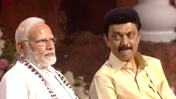  விரலை பிடித்து கொண்டார்