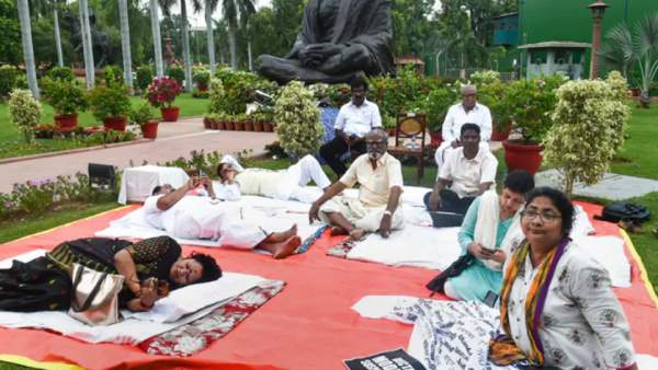 நாடாளுமன்ற வளாகத்தில் தர்ணா நாடாளுமன்ற வளாகத்தில் தர்ணா