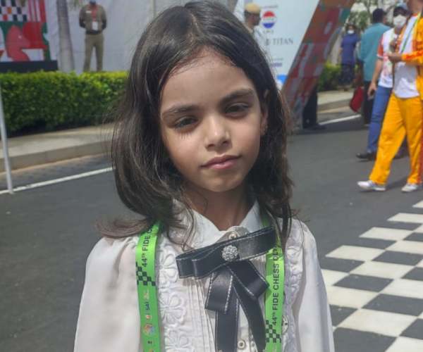 8 வயது சிறுமி 8 வயது சிறுமி