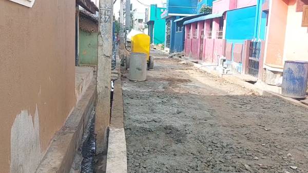 கால்வாய்க்கு நடுவே மின்கம்பம் 