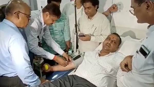 ரத்ததானம் செய்த அமைச்சர் 