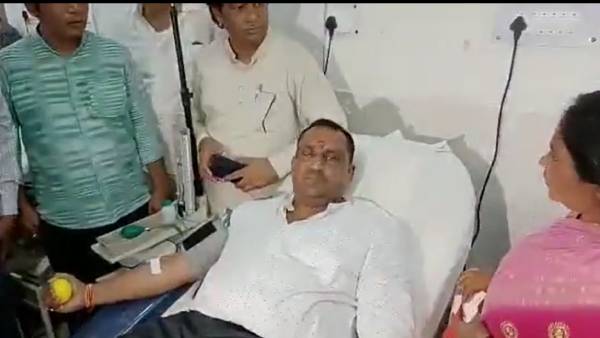 அரசு மருத்துவமனையில் அமைச்சர் 